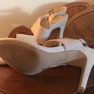 Jessica Simpson gray suede pumps